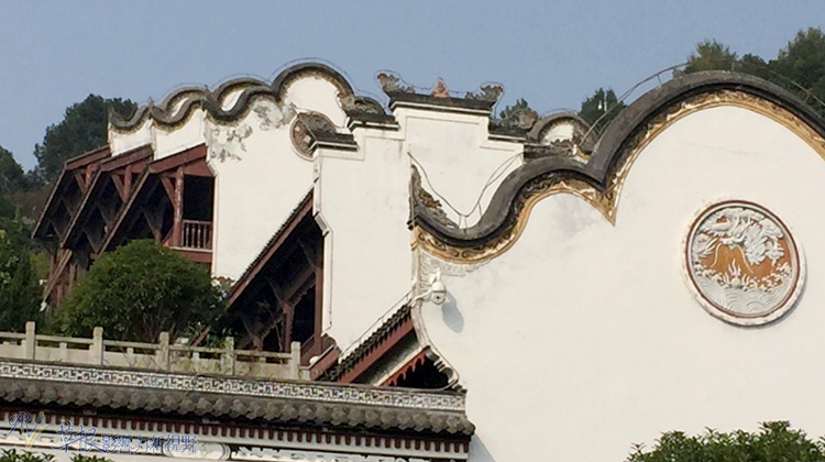 屈原祠的白色风火山墙,屋檐为三折园弧形