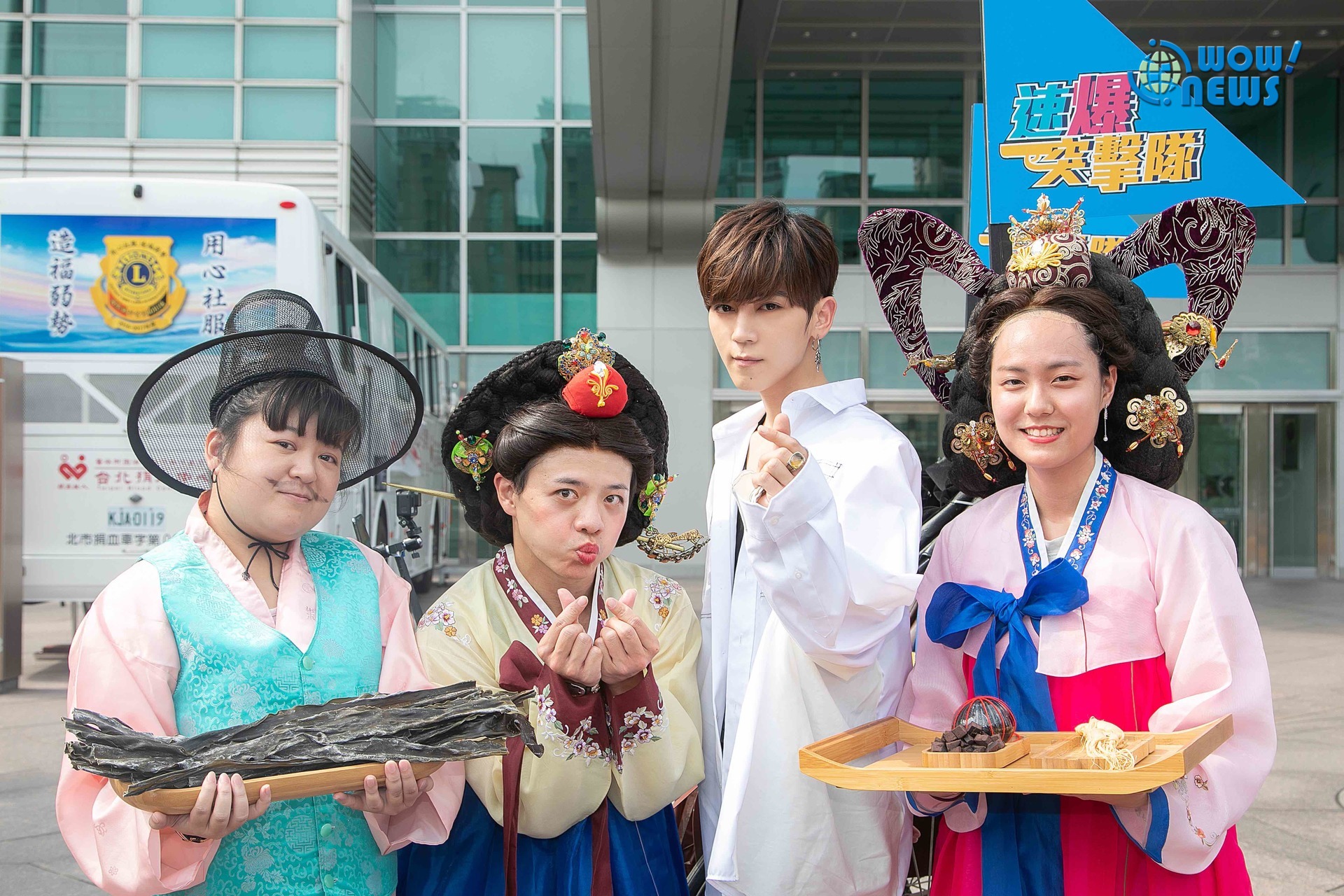 與bii同行 化身帥氣車掌先生揪粉絲high唱巴士演唱 與bii同行 化身帥氣車掌先生揪粉絲high唱巴士演唱